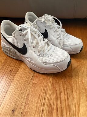 Nike women’s air max Emcee